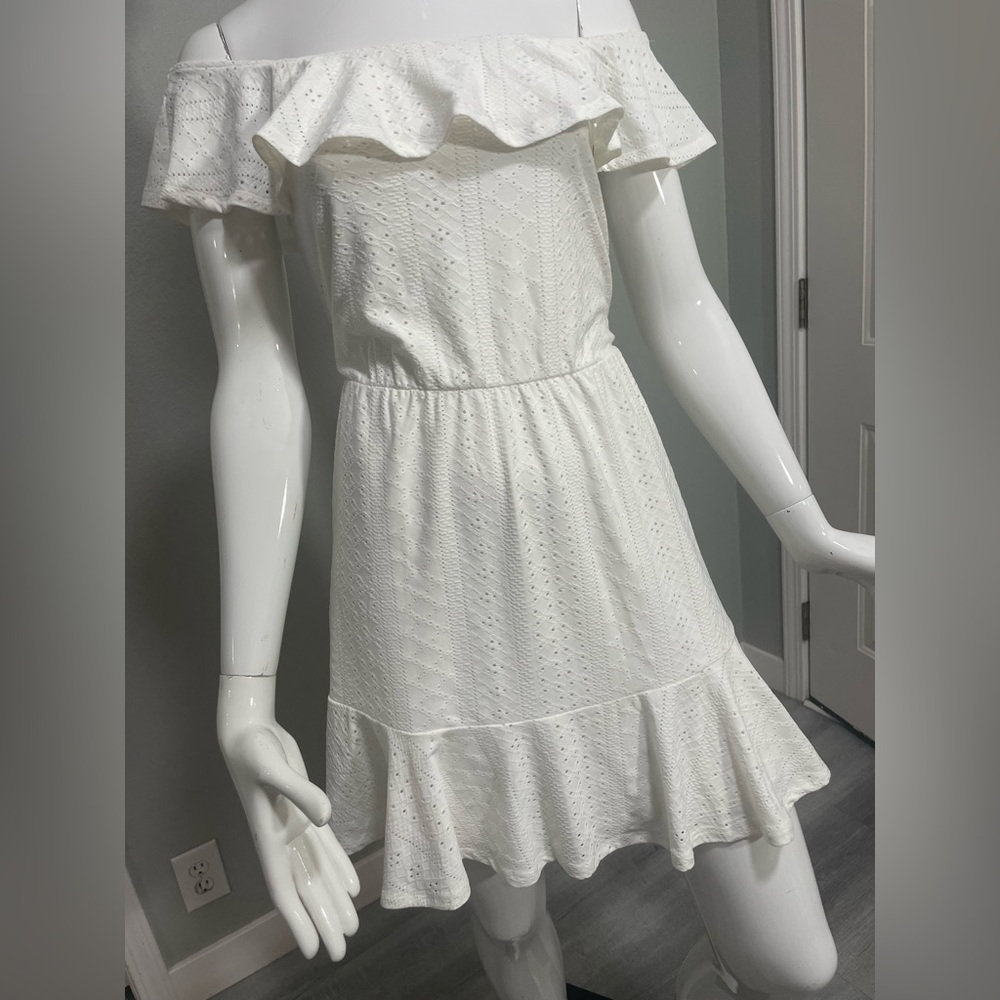 BCBGeneration 👗White Ruffled Tiered Off-Shoulder Sundress, size medium (EUC)